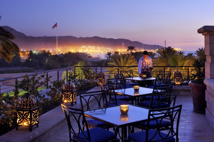 Imagen del bar/restaurante del Hotel Movenpick Resort and Residences Aqaba. Foto 3