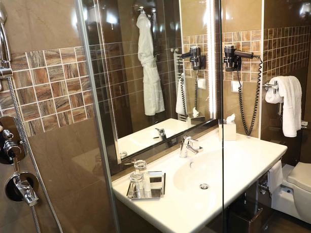 Imagen de la habitación del Hotel Movenpick Sarajevo. Foto 7