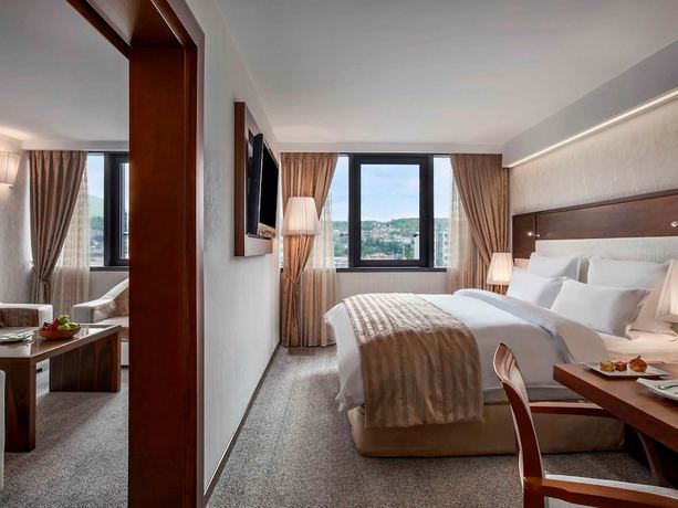 Imagen de la habitación del Hotel Movenpick Sarajevo. Foto 8