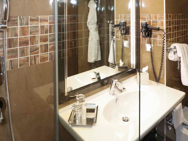 Imagen de la habitación del Hotel Movenpick Sarajevo. Foto 10