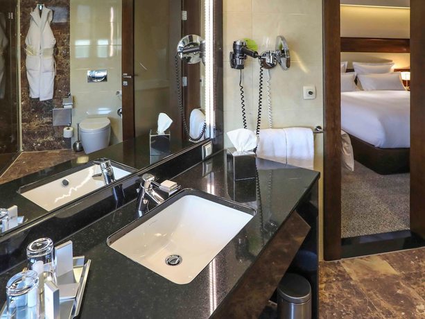 Imagen de la habitación del Hotel Movenpick Sarajevo. Foto 18