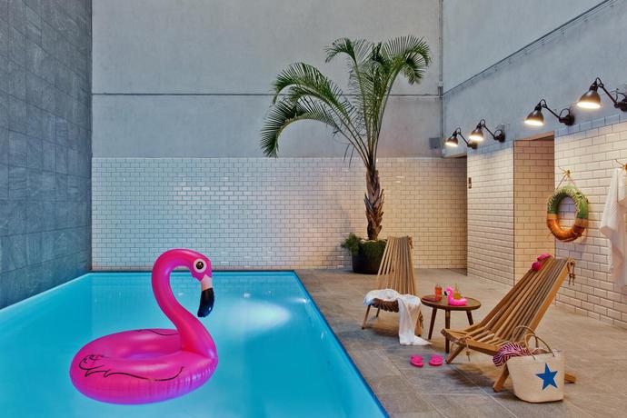 Imagen de la piscina del Hotel Moxy Amsterdam Houthavens. Foto 7