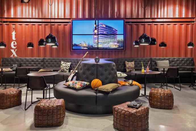 Imagen de los interiores del Hotel Moxy Amsterdam Houthavens. Foto 6