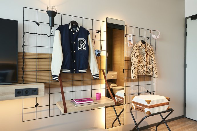 Imagen de la habitación del Hotel Moxy Amsterdam Schiphol Airport. Foto 2