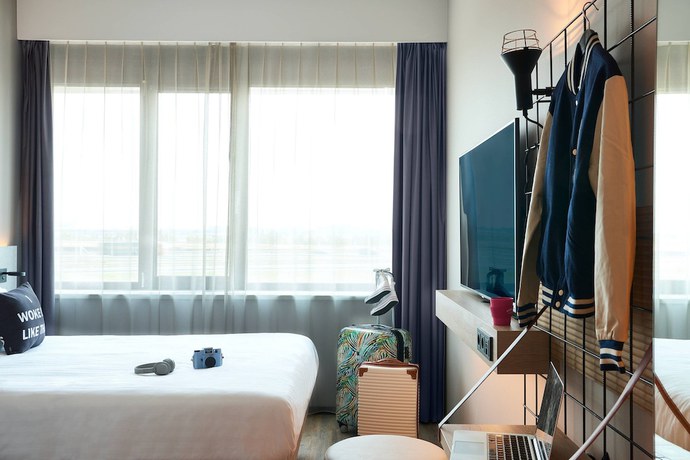 Imagen de la habitación del Hotel Moxy Amsterdam Schiphol Airport. Foto 5