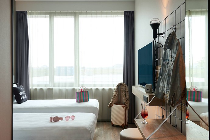 Imagen de la habitación del Hotel Moxy Amsterdam Schiphol Airport. Foto 7