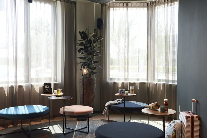 Imagen de los interiores del Hotel Moxy Amsterdam Schiphol Airport. Foto 13