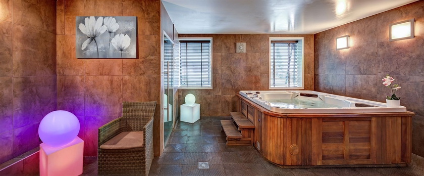 Imagen de la piscina del Hotel Moxy Annecy. Foto 14