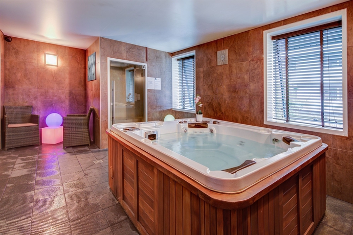 Imagen de la piscina del Hotel Moxy Annecy. Foto 15