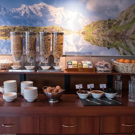 Imagen del bar/restaurante del Hotel Moxy Annecy. Foto 5