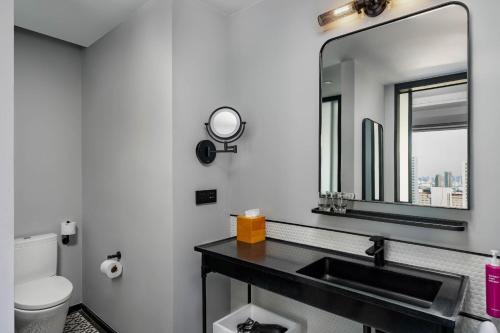 Imagen de la habitación del Hotel Moxy Bangkok Ratchaprasong. Foto 8