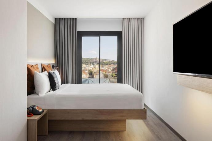 Imagen de la habitación del Hotel Moxy Barcelona. Foto 2