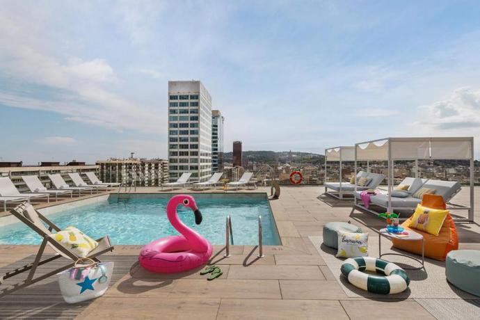 Imagen de la piscina del Hotel Moxy Barcelona. Foto 18