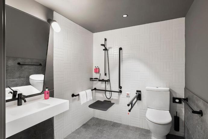 Imagen de la habitación del Hotel Moxy Barcelona. Foto 11