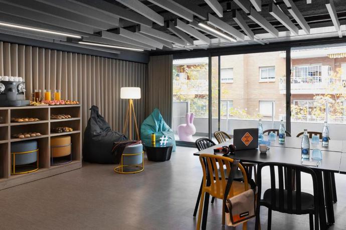 Imagen de los interiores del Hotel Moxy Barcelona. Foto 16