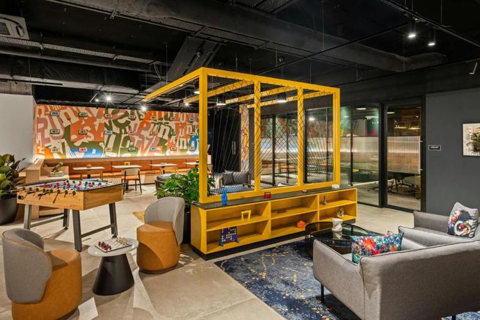 Imagen de los interiores del Hotel Moxy Belfast City. Foto 15