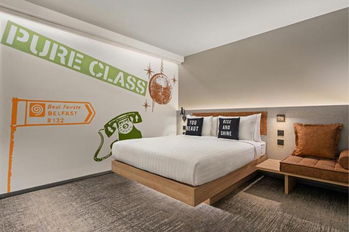Imagen de la habitación del Hotel Moxy Belfast City. Foto 11