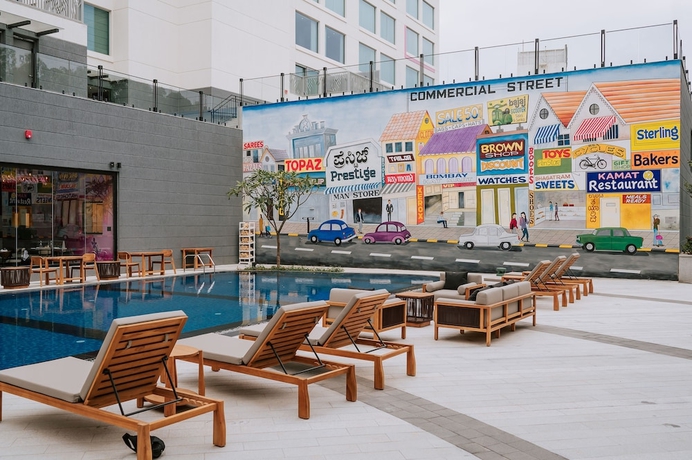 Imagen de la piscina del Hotel Moxy Bengaluru Airport Prestige Tech Cloud. Foto 14