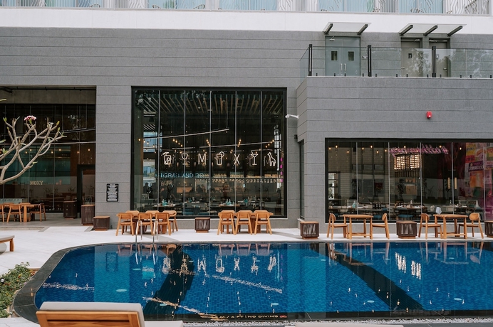Imagen de la piscina del Hotel Moxy Bengaluru Airport Prestige Tech Cloud. Foto 17