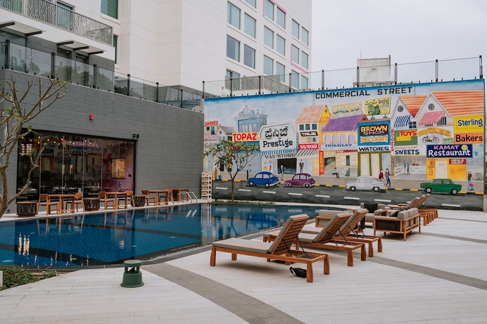 Imagen de la piscina del Hotel Moxy Bengaluru Airport Prestige Tech Cloud. Foto 18