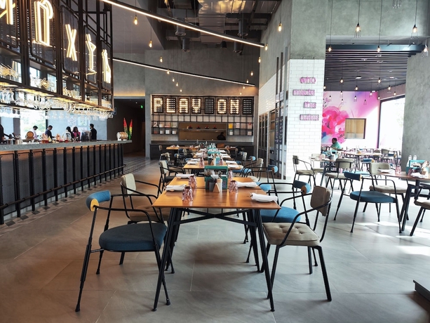 Imagen del bar/restaurante del Hotel Moxy Bengaluru Airport Prestige Tech Cloud. Foto 2