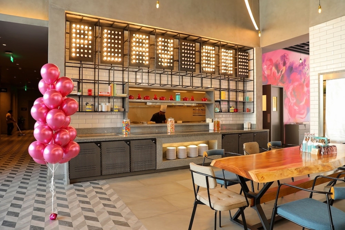 Imagen del bar/restaurante del Hotel Moxy Bengaluru Airport Prestige Tech Cloud. Foto 3