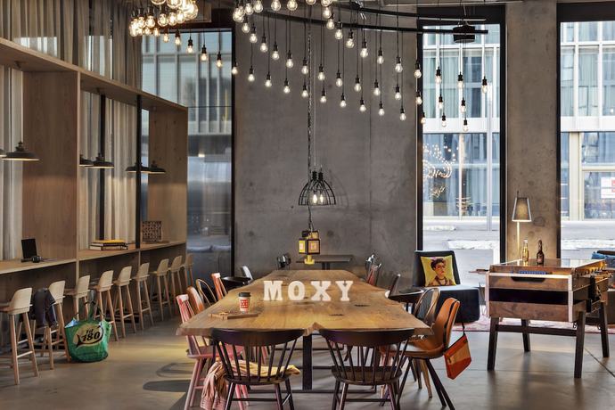 Imagen de los interiores del Hotel Moxy Bern Expo. Foto 19