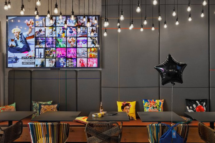 Imagen de los interiores del Hotel Moxy Bern Expo. Foto 21