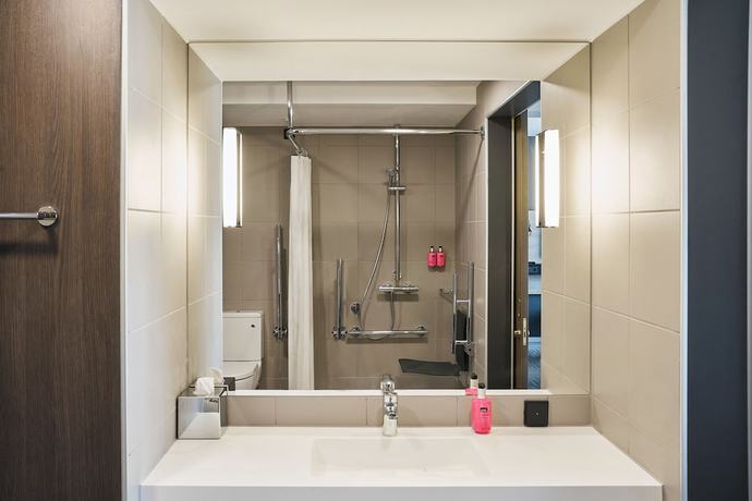 Imagen de la habitación del Hotel Moxy Bristol. Foto 5