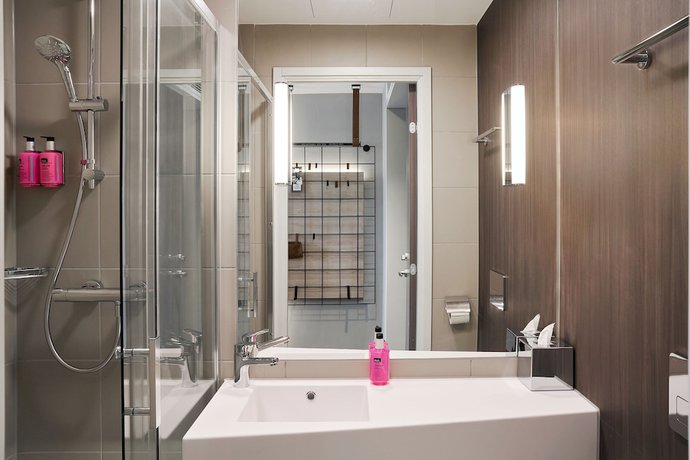 Imagen de la habitación del Hotel Moxy Bristol. Foto 8