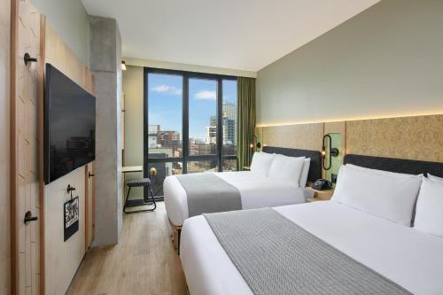 Imagen de la habitación del Hotel Moxy Brooklyn Williamsburg. Foto 8