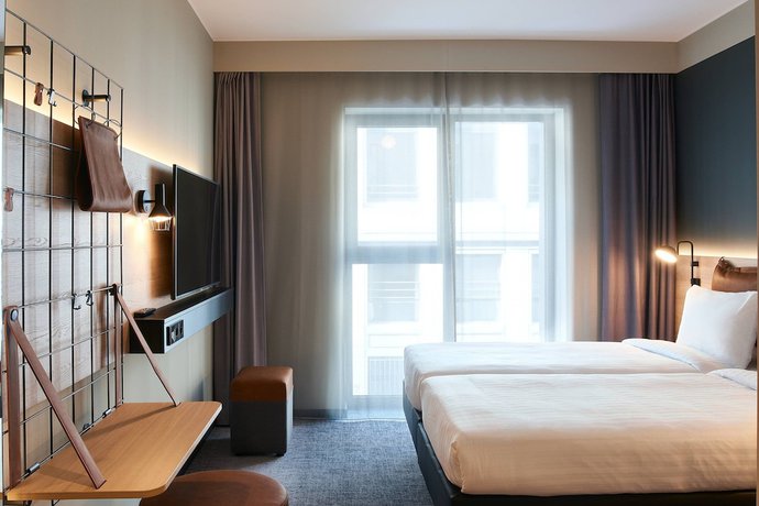 Imagen de la habitación del Hotel Moxy Brussels City Center. Foto 4