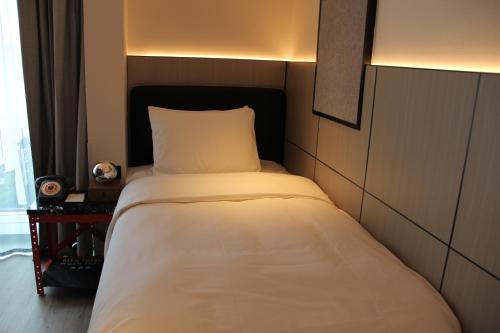 Imagen de la habitación del Hotel Moxy Chongqing. Foto 16