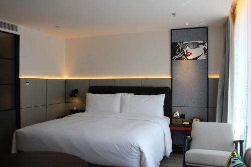 Imagen de la habitación del Hotel Moxy Chongqing. Foto 17