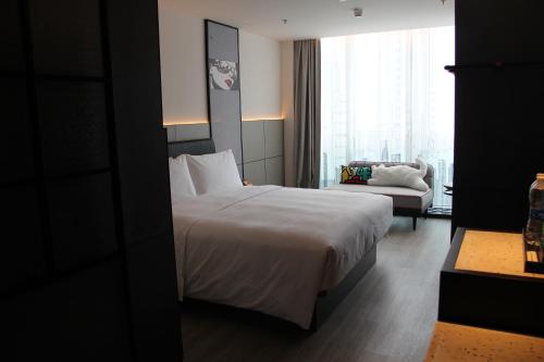 Imagen de la habitación del Hotel Moxy Chongqing. Foto 19
