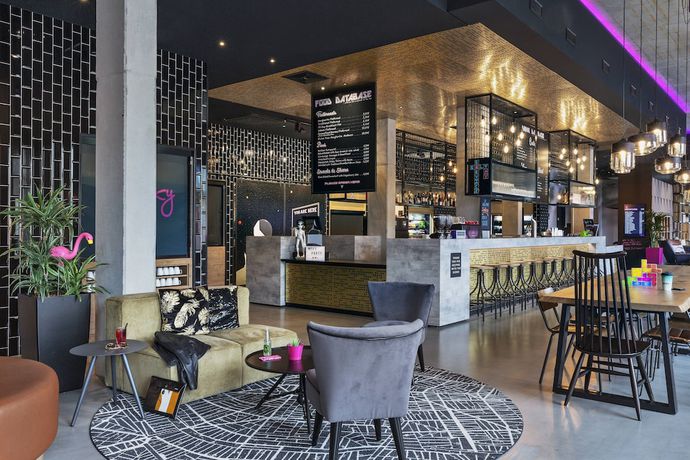 Imagen del bar/restaurante del Hotel Moxy Darmstadt. Foto 2