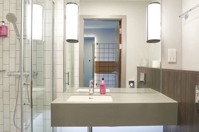 Imagen de la habitación del Hotel Moxy Dublin City. Foto 15