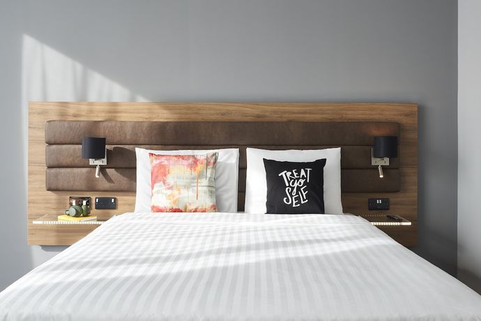 Imagen de la habitación del Hotel Moxy Dublin City. Foto 17