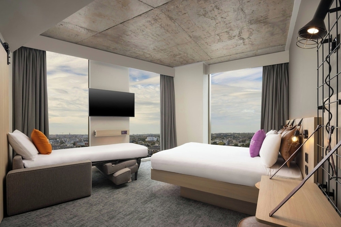 Imagen de la habitación del Hotel Moxy Dublin Docklands. Foto 5