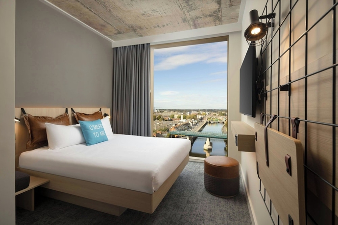 Imagen de la habitación del Hotel Moxy Dublin Docklands. Foto 7