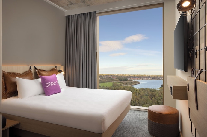 Imagen de la habitación del Hotel Moxy Dublin Docklands. Foto 8