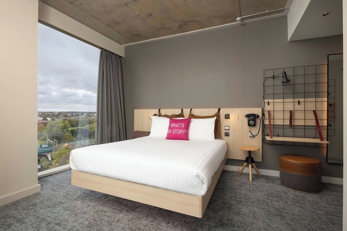 Imagen de la habitación del Hotel Moxy Dublin Docklands. Foto 9