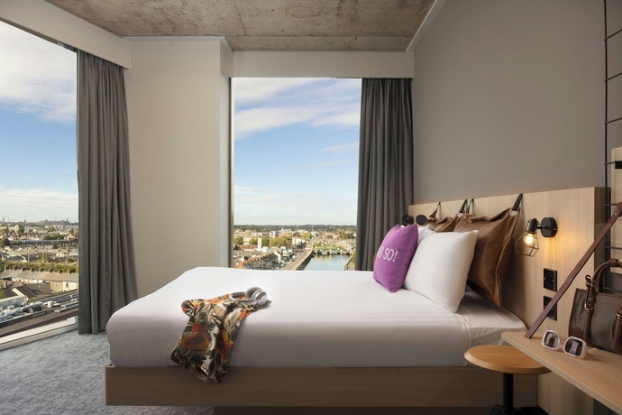 Imagen de la habitación del Hotel Moxy Dublin Docklands. Foto 11