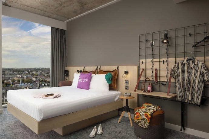 Imagen de la habitación del Hotel Moxy Dublin Docklands. Foto 12
