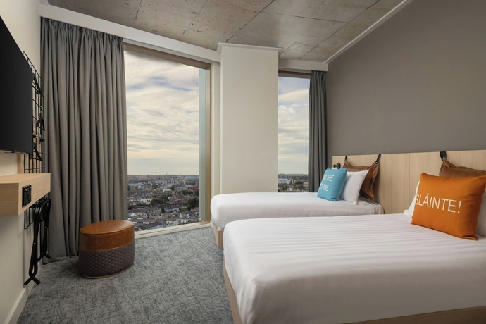 Imagen de la habitación del Hotel Moxy Dublin Docklands. Foto 13