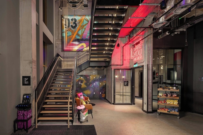 Imagen del bar/restaurante del Hotel Moxy Dublin Docklands. Foto 2