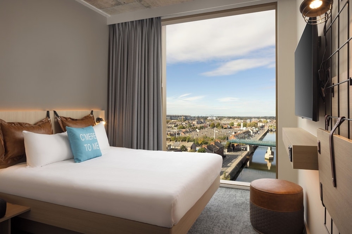 Imagen de la habitación del Hotel Moxy Dublin Docklands. Foto 15