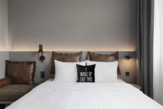 Imagen de la habitación del Hotel Moxy Duesseldorf City. Foto 17