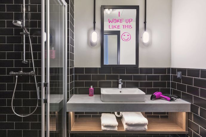 Imagen de la habitación del Hotel Moxy Duesseldorf South. Foto 8