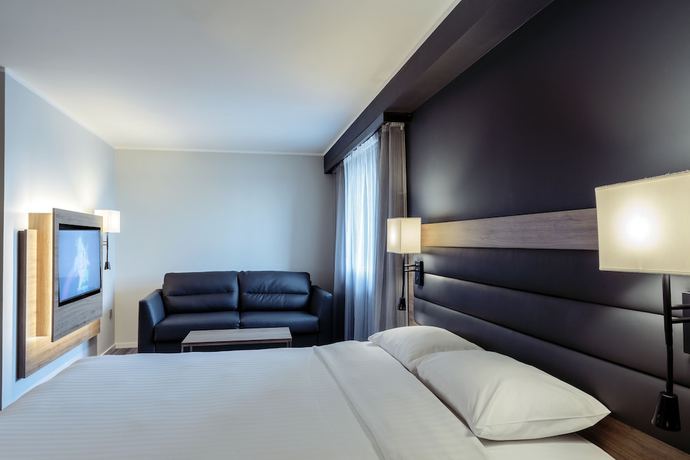 Imagen de la habitación del Hotel Moxy Edinburgh Airport. Foto 4